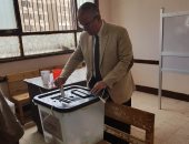 صور .. محافظ المنيا يدلى بصوته فى الانتخابات الرئاسية