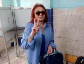 صور ..نبيلة عبيد أثناء تصويتها بالانتخابات: حرصت على المشاركة من أجل مصر