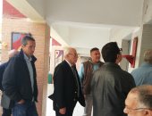 رئيس الزمالك الأسبق يصوت فى الدقى ويوجه رسالة لجمهور النادى