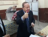 فيديو وصور.. فتحى سرور يدلى بصوته فى جاردن سيتى.. وشاب يهديه علم مصر