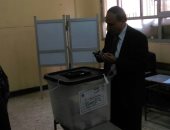 نقيب الصحفيين يدلى بصوته فى الانتخابات الرئاسية بمحافظة القليوبية.. صور