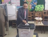 رئيس الجهاز المركزى للتنظيم والإدارة يدلى بصوته فى المعادى