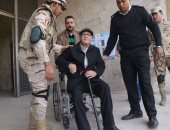 مجندو الجيش والشرطة يحملون قعيد للإدلاء بصوته الانتخابى فى مدينة نصر (صور)