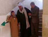 صور.. السماح لذوى الاحتياجات الخاصة بالتصويت خارج اللجنة الانتخابية بطوخ