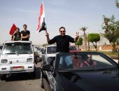 حكيم يقود زفة انتخابية لتشجيع المواطنين على المشاركة بالانتخابات (صور وفيديو)