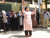 صور.. سيدات يطلقن الزغاريد بلجان العجوزة على أنغام "قالوا أيه" ويرددون: تحيا مصر