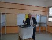 صور .. نائب رئيس جامعة الفيوم يدلى بصوته فى الانتخابات الرئاسية