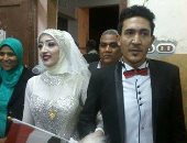 صور.. مبادرة حقوقية ترصد تصويت عروسين بصعيد مصر قبل زفافهما
