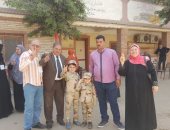 صور.. أطفال يشاركون ذويهم فى الانتخابات بالزى العسكرى وأعلام مصر بالغربية