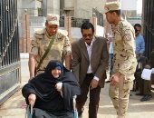 صور.. رئيس لجنة يساعد مسنة فى الإدلاء بصوتها بانتخابات الرئاسة بسوهاج
