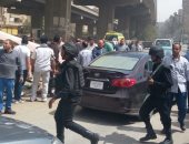 صور.. سقوط سيارة نقل من أعلى محور المريوطية بعد اصطدامها بسيارتين