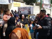 صور وفيديو .. النائب طارق سعيد ينقل الناخبين إلى اللجان الانتخابية بإمبابة