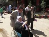 فيديو.. النائب إيهاب الخولى يساعد أحد الناخبين المعاقين على الإدلاء بصوته
