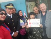 عميد شرطة يكرم سيدة مسنة ويمنحها شهادة تقدير لدورها الوطنى فى فيصل