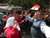 احتفالات أمام اللجان الانتخابية ببولاق.. وسيدة لرجال الشرطة: ربنا يحميكم