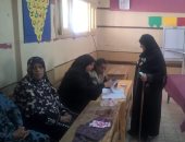 صور.. الأم المثالية بقنا عقب الإدلاء بصوتها: "أقوم بواجبى تجاه بلدى"