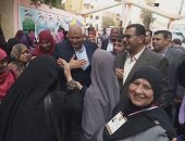 صور.. محافظ الوادى الجديد يشيد بكثافة حضور السيدات فى الانتخابات 