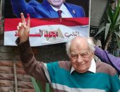 الفنان رشوان توفيق يدلى بصوته فى الانتخابات ويلتقط صورا مع رجال الشرطة