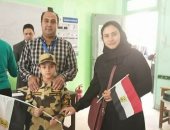 صور.. ابن الشهيد منسى بالزى العسكرى مع والدته فى لجنة الشرقية 