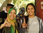 فتيات فى سن العشرين يزين الانتخابات الرئاسية فى المعادى