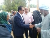 صور.. محافظ الأقصر يتفقد سير الإنتخابات باللجان فى مدن إسنا وأرمنت 