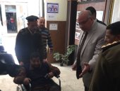 مدير أمن القليوبية يساعد شاب معاق على الإدلاء بصوته بالعبور 