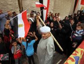 الأهالى يحتفلون بعد الإدلاء بأصواتهم فى الانتخابات أمام لجان إمبابة  (فيديو وصور)