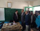 صور.. محافظ ومدير أمن مطروح يتفقدان اللجان وسير العملية الانتخابية