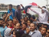 صور.. طلاب جامعة أسيوط يتوجهون إلى اللجان الانتخابية من حرم الجامعة