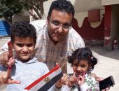 ناخبو بولاق الدكرور يصطحبون أطفالهم للجان أثناء التصويت: نعلمهم الديمقراطية