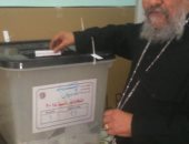 صور .. وكيل بطريركية الأقباط يدلى بصوته فى انتخابات الرئاسة
