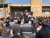 عمال شركة النصر بالمحلة يرفعون صور السيسي فى مسيرة للمشاركة بالانتخابات