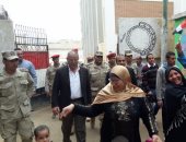 محافظ المنيا يتابع سير الانتخابات الرئاسية بلجان مركز أبو قرقاص.. صور