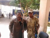 فيديو وصور.. مواطن بعكازين بعد الإدلاء بصوته فى سوهاج : "تحيا مصر"