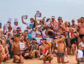 صور .. سياح بشواطئ سفاجا يحملون أعلام مصر ولافتات "تحيا مصر " 