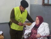 صور.. مسنة على كرسى متحرك تدلى بصوتها فى المنوفية 