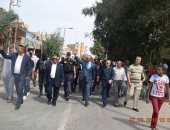 صور.. محافظ البحر الأحمر يتفقد اللجان الانتخابية بمدينة القصير 