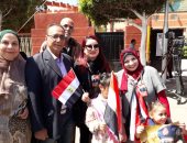 صور.. "صينية" تشارك البورسعيدية فرحتهم أمام اللجان الانتخابية