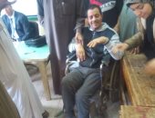 صور .. مواطن مصاب بشلل رباعى يصر على المشاركة بانتخابات الرئاسة بالشرقية