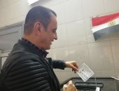 صور.. طارق علام يدلى بصوته ويوزع حلوى على الناخبين وقوات الأمن بالدقى