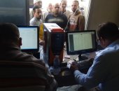 صور.. مواطنون يتطوعون بإرشاد الناخبين عن لجانهم بانتخابات الرئاسة بالسويس