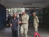 صور.. كفيف يدلى بصوته فى الانتخابات الرئاسية بالمطرية