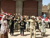 صور.. طالبات يقدمن عرضا بالزى العسكرى أمام اللجان بالدقهلية للحث على المشاركة