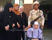 فيديو.. مسنة تصر على التقاط الصور التذكارية مع رجال الأمن عقب التصويت فى الانتخابات