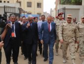 محافظ قنا ومساعد قائد الجيش الثالث الميدانى يتفقدان سير العملية الانتخابية