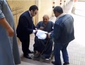 رئيس لجنة ينزل لمسن للإدلاء بصوته بإحدى لجان منيا القمح بالشرقية