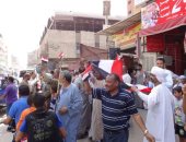 صور.. ناخبون يحتفلون أمام لجان أسوان بأعلام مصر على أغنية "تسلم الأيادى" 