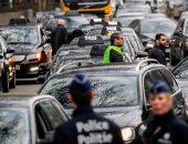 صور.. سائقو سيارات الأجرة يشلون بروكسل احتجاجا على مشروع يصب فى صالح "أوبر"