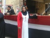 سيدة ترتدى علم مصر: "بنحبك يا سيسى والملايين فى الشوارع يؤيدونك"