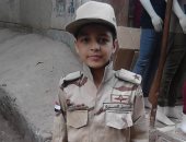 طفل يرتدى بدلة عسكرية بالعياط أثناء تصويت والدته.. ويؤكد: "بحب السيسى"